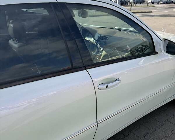 Білий Мерседес Е-Клас, об'ємом двигуна 5.5 л та пробігом 173 тис. км за 15000 $, фото 26 на Automoto.ua