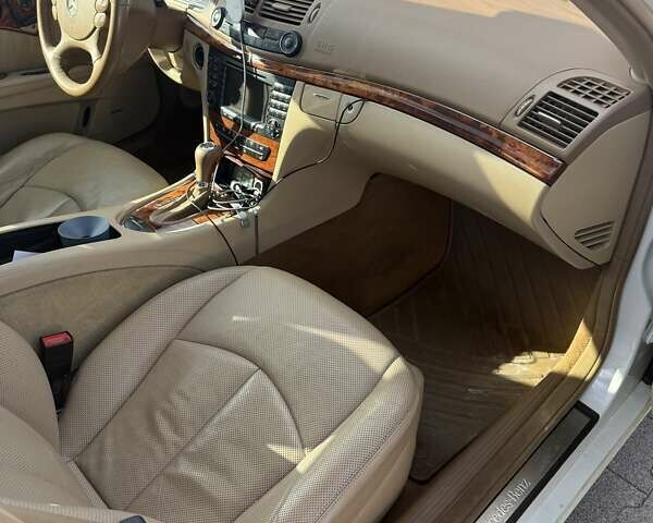 Білий Мерседес Е-Клас, об'ємом двигуна 5.5 л та пробігом 173 тис. км за 15000 $, фото 41 на Automoto.ua