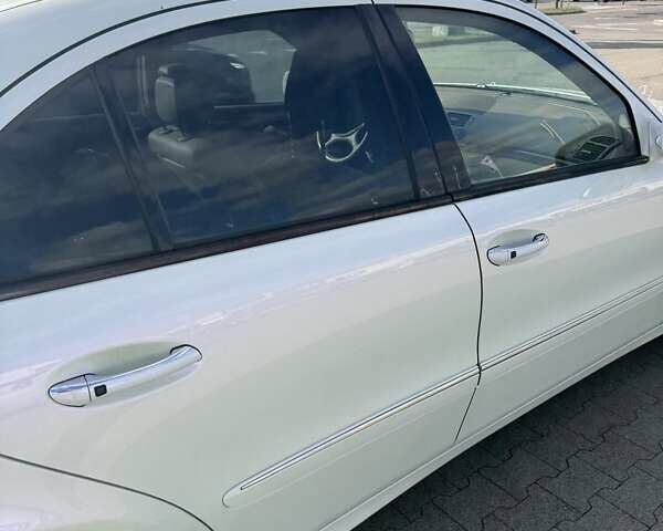 Білий Мерседес Е-Клас, об'ємом двигуна 5.5 л та пробігом 173 тис. км за 15000 $, фото 27 на Automoto.ua