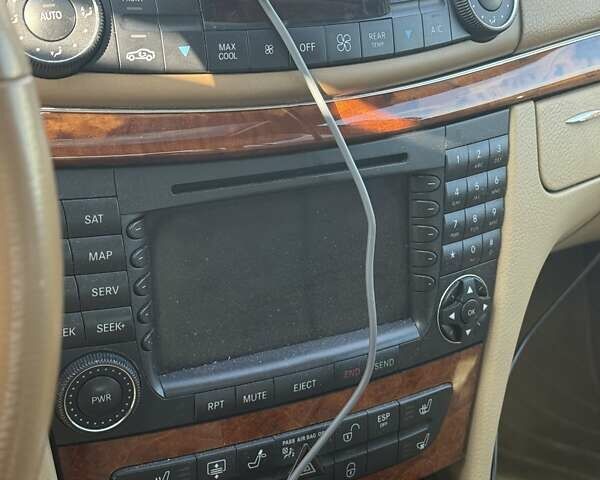 Білий Мерседес Е-Клас, об'ємом двигуна 5.5 л та пробігом 173 тис. км за 15000 $, фото 60 на Automoto.ua