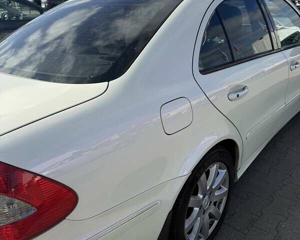 Білий Мерседес Е-Клас, об'ємом двигуна 5.5 л та пробігом 173 тис. км за 15000 $, фото 30 на Automoto.ua
