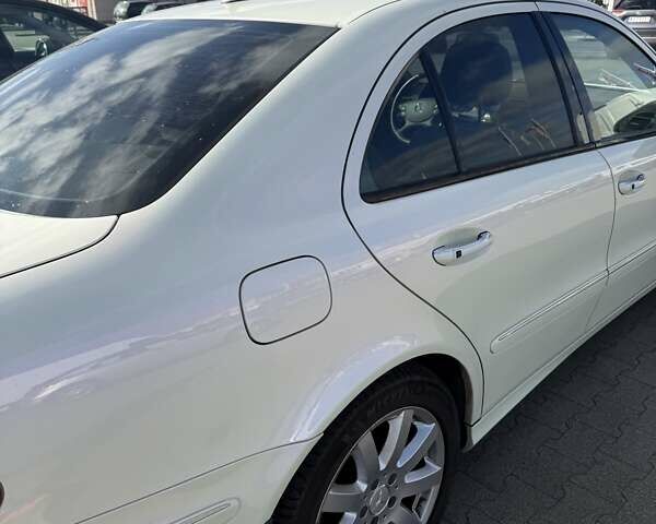 Білий Мерседес Е-Клас, об'ємом двигуна 5.5 л та пробігом 173 тис. км за 15000 $, фото 29 на Automoto.ua