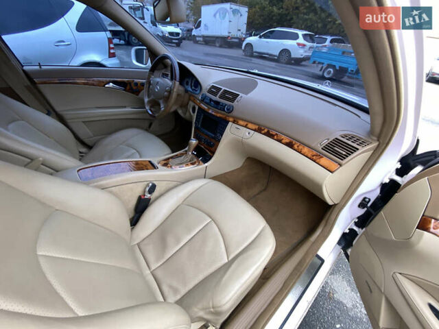 Белый Мерседес Е-Класс, объемом двигателя 3.5 л и пробегом 223 тыс. км за 10500 $, фото 4 на Automoto.ua