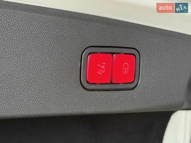 Белый Мерседес Е-Класс, объемом двигателя 5.5 л и пробегом 184 тыс. км за 13900 $, фото 23 на Automoto.ua