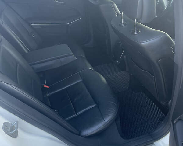 Белый Мерседес Е-Класс, объемом двигателя 2.14 л и пробегом 321 тыс. км за 11300 $, фото 89 на Automoto.ua