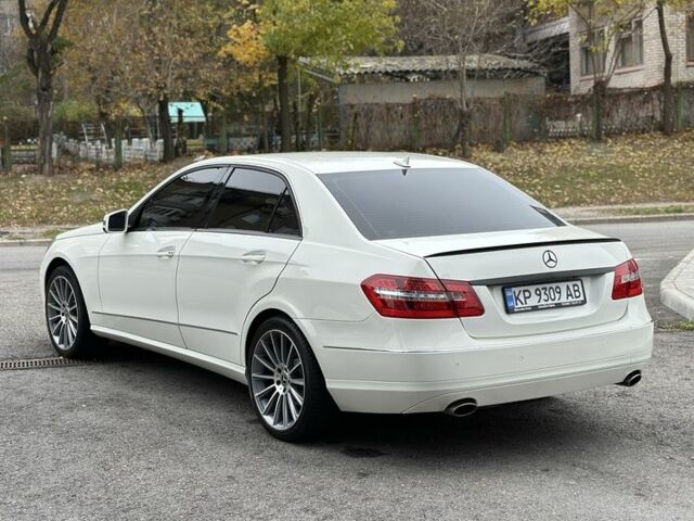 Белый Мерседес Е-Класс, объемом двигателя 3.5 л и пробегом 255 тыс. км за 13000 $, фото 2 на Automoto.ua