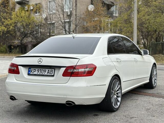 Белый Мерседес Е-Класс, объемом двигателя 3.5 л и пробегом 255 тыс. км за 13000 $, фото 4 на Automoto.ua