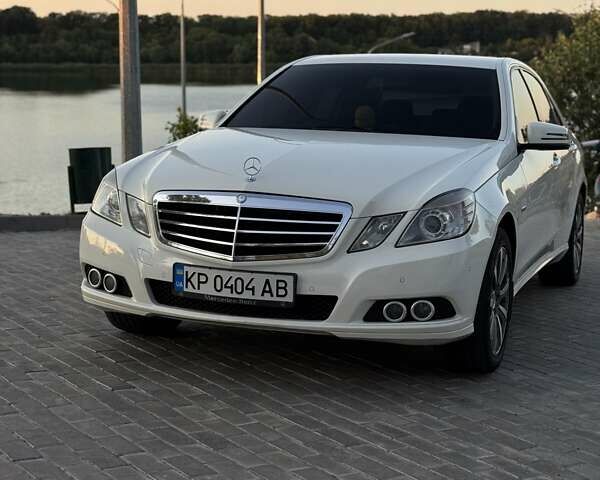 Мерседес Е-Клас 2010 у Запоріжжя на Automoto.ua Білий Мерседес Е-Клас, об'ємом двигуна 2.2 л та пробігом 254 тис. км за 13200 $, фото 3 на Automoto.ua