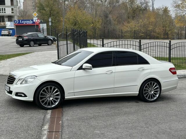 Белый Мерседес Е-Класс, объемом двигателя 3.5 л и пробегом 255 тыс. км за 13000 $, фото 1 на Automoto.ua