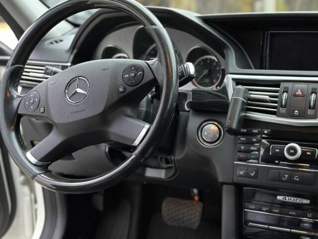 Белый Мерседес Е-Класс, объемом двигателя 3.5 л и пробегом 255 тыс. км за 13000 $, фото 9 на Automoto.ua