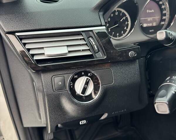 Білий Мерседес Е-Клас, об'ємом двигуна 2.1 л та пробігом 247 тис. км за 14000 $, фото 9 на Automoto.ua