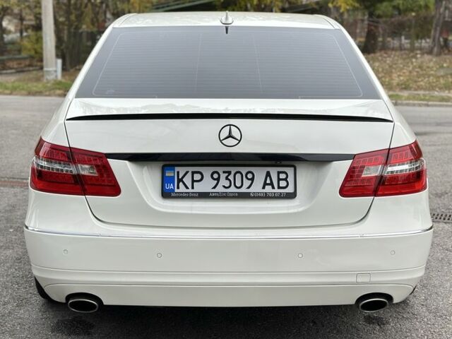Белый Мерседес Е-Класс, объемом двигателя 3.5 л и пробегом 255 тыс. км за 13000 $, фото 3 на Automoto.ua