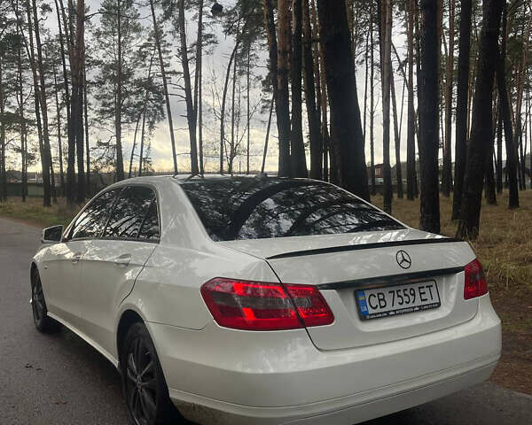 Белый Мерседес Е-Класс, объемом двигателя 2.2 л и пробегом 388 тыс. км за 10500 $, фото 2 на Automoto.ua