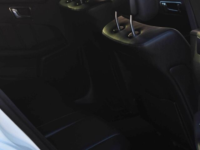 Белый Мерседес Е-Класс, объемом двигателя 2.2 л и пробегом 276 тыс. км за 12200 $, фото 14 на Automoto.ua