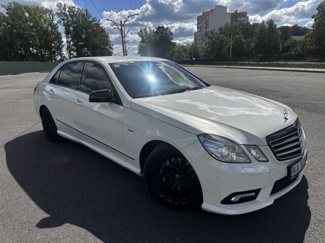 Белый Мерседес Е-Класс, объемом двигателя 1.8 л и пробегом 250 тыс. км за 10098 $, фото 1 на Automoto.ua