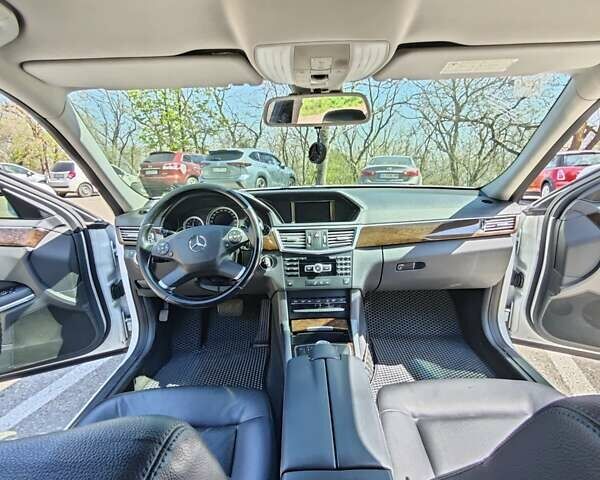 Белый Мерседес Е-Класс, объемом двигателя 2.2 л и пробегом 356 тыс. км за 13700 $, фото 10 на Automoto.ua