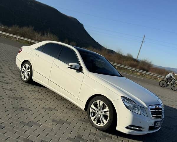 Белый Мерседес Е-Класс, объемом двигателя 2.1 л и пробегом 180 тыс. км за 15200 $, фото 2 на Automoto.ua