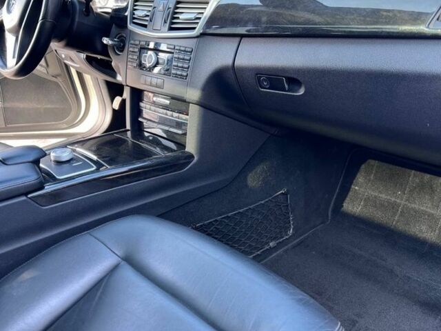 Белый Мерседес Е-Класс, объемом двигателя 3 л и пробегом 296 тыс. км за 12300 $, фото 5 на Automoto.ua