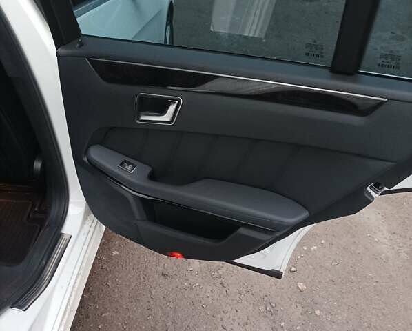 Белый Мерседес Е-Класс, объемом двигателя 2.1 л и пробегом 280 тыс. км за 14500 $, фото 12 на Automoto.ua