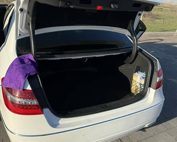 Белый Мерседес Е-Класс, объемом двигателя 2.1 л и пробегом 180 тыс. км за 15200 $, фото 9 на Automoto.ua