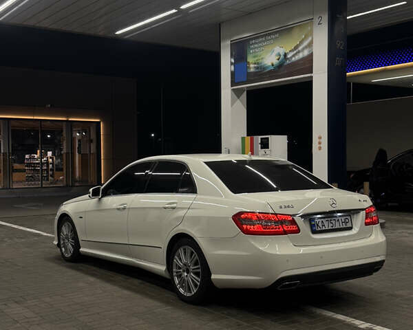 Белый Мерседес Е-Класс, объемом двигателя 2.2 л и пробегом 341 тыс. км за 11500 $, фото 3 на Automoto.ua