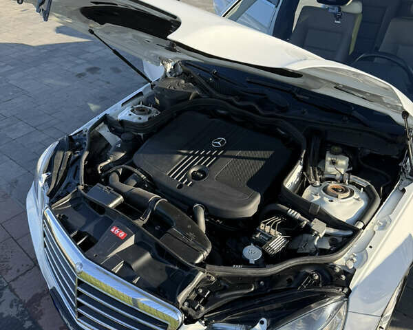 Белый Мерседес Е-Класс, объемом двигателя 2.1 л и пробегом 180 тыс. км за 15200 $, фото 4 на Automoto.ua