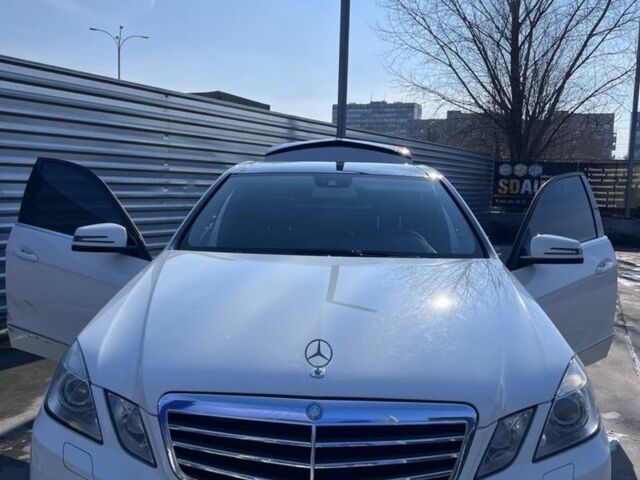 Белый Мерседес Е-Класс, объемом двигателя 3 л и пробегом 296 тыс. км за 12300 $, фото 1 на Automoto.ua