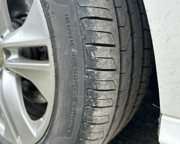 Белый Мерседес Е-Класс, объемом двигателя 2.1 л и пробегом 180 тыс. км за 15200 $, фото 12 на Automoto.ua