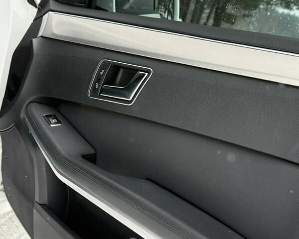 Белый Мерседес Е-Класс, объемом двигателя 2.2 л и пробегом 235 тыс. км за 13000 $, фото 14 на Automoto.ua