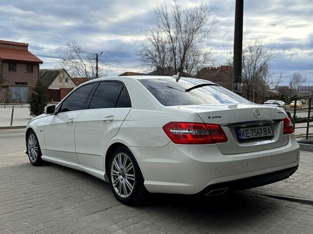 Белый Мерседес Е-Класс, объемом двигателя 2.1 л и пробегом 345 тыс. км за 13500 $, фото 4 на Automoto.ua