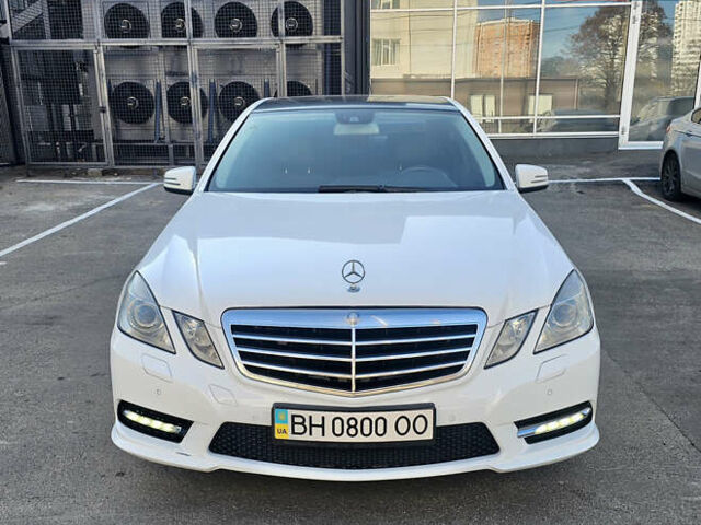 Белый Мерседес Е-Класс, объемом двигателя 2.2 л и пробегом 222 тыс. км за 18500 $, фото 2 на Automoto.ua