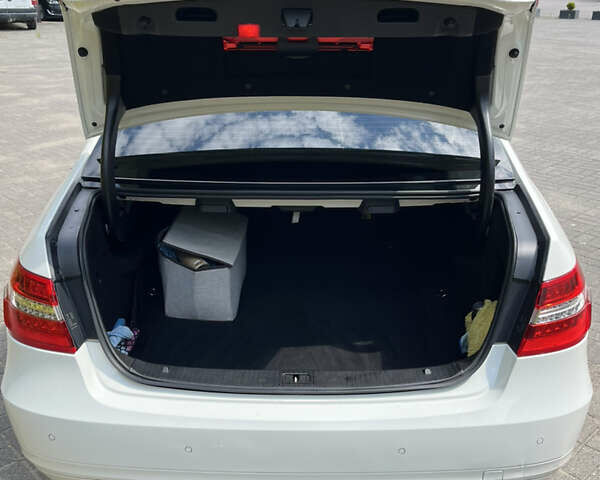 Білий Мерседес Е-Клас, об'ємом двигуна 2.14 л та пробігом 402 тис. км за 13400 $, фото 7 на Automoto.ua