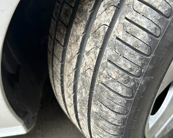 Белый Мерседес Е-Класс, объемом двигателя 2.1 л и пробегом 180 тыс. км за 15200 $, фото 13 на Automoto.ua