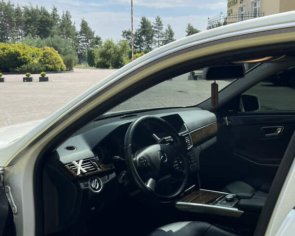 Білий Мерседес Е-Клас, об'ємом двигуна 2.14 л та пробігом 402 тис. км за 13400 $, фото 10 на Automoto.ua