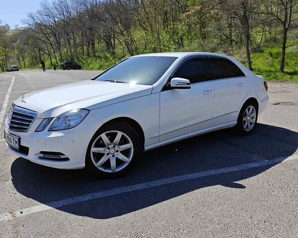 Белый Мерседес Е-Класс, объемом двигателя 2.2 л и пробегом 356 тыс. км за 13700 $, фото 2 на Automoto.ua