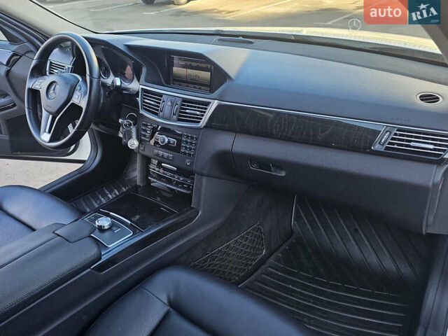 Белый Мерседес Е-Класс, объемом двигателя 2.2 л и пробегом 222 тыс. км за 18500 $, фото 24 на Automoto.ua