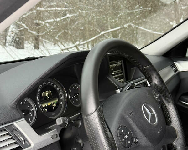 Белый Мерседес Е-Класс, объемом двигателя 2.2 л и пробегом 235 тыс. км за 13000 $, фото 10 на Automoto.ua