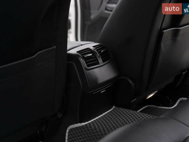 Белый Мерседес Е-Класс, объемом двигателя 2.14 л и пробегом 214 тыс. км за 15300 $, фото 15 на Automoto.ua