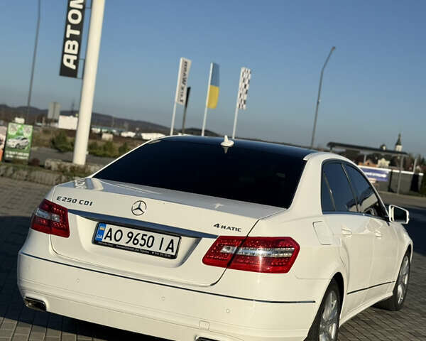 Белый Мерседес Е-Класс, объемом двигателя 2.1 л и пробегом 180 тыс. км за 15200 $, фото 3 на Automoto.ua