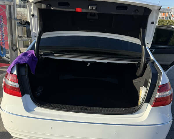 Белый Мерседес Е-Класс, объемом двигателя 2.1 л и пробегом 180 тыс. км за 15200 $, фото 8 на Automoto.ua