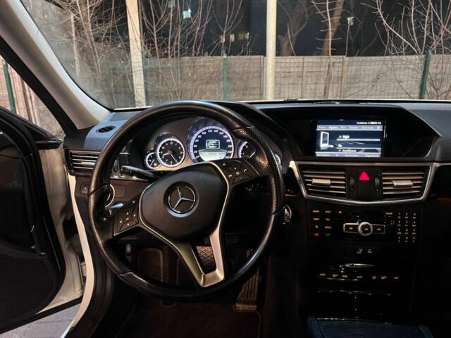 Белый Мерседес Е-Класс, объемом двигателя 3 л и пробегом 296 тыс. км за 12300 $, фото 4 на Automoto.ua