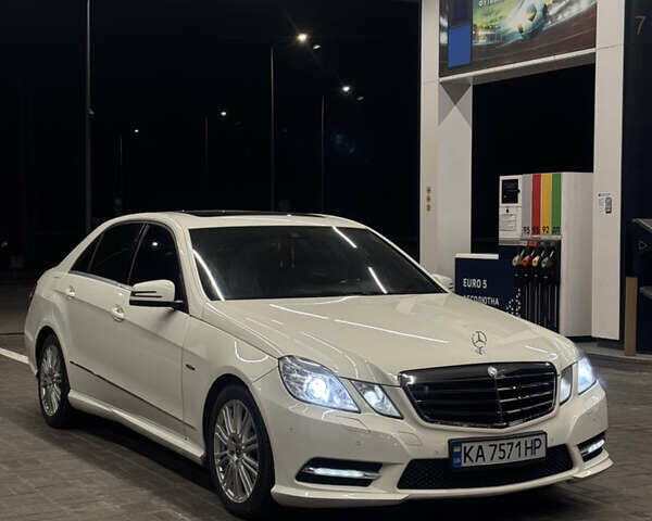 Белый Мерседес Е-Класс, объемом двигателя 2.2 л и пробегом 341 тыс. км за 11500 $, фото 5 на Automoto.ua