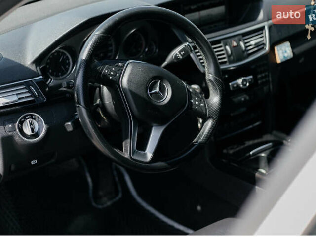 Белый Мерседес Е-Класс, объемом двигателя 2.5 л и пробегом 200 тыс. км за 17500 $, фото 2 на Automoto.ua