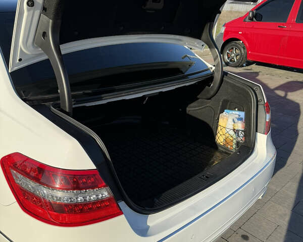 Белый Мерседес Е-Класс, объемом двигателя 2.1 л и пробегом 180 тыс. км за 15200 $, фото 7 на Automoto.ua