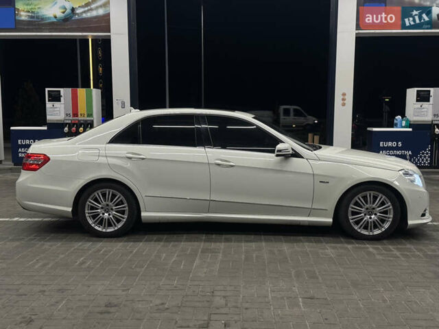 Белый Мерседес Е-Класс, объемом двигателя 2.2 л и пробегом 341 тыс. км за 11500 $, фото 4 на Automoto.ua