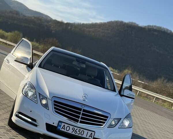 Белый Мерседес Е-Класс, объемом двигателя 2.1 л и пробегом 180 тыс. км за 15200 $, фото 1 на Automoto.ua