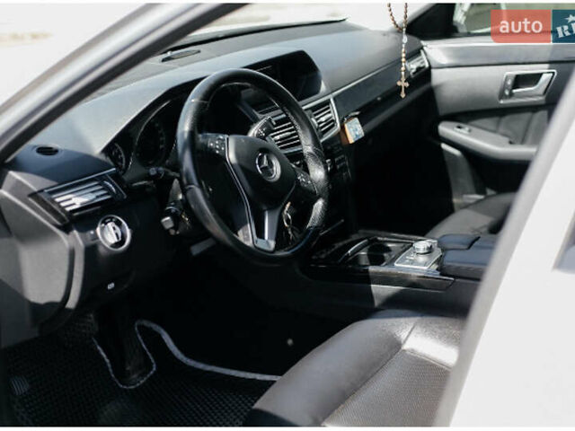 Белый Мерседес Е-Класс, объемом двигателя 2.5 л и пробегом 200 тыс. км за 17500 $, фото 1 на Automoto.ua