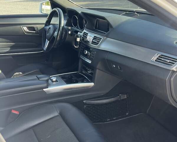 Белый Мерседес Е-Класс, объемом двигателя 2.1 л и пробегом 225 тыс. км за 13500 $, фото 9 на Automoto.ua