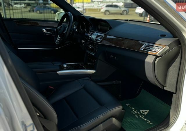 Белый Мерседес Е-Класс, объемом двигателя 3.5 л и пробегом 109 тыс. км за 21999 $, фото 21 на Automoto.ua