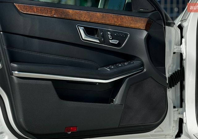 Белый Мерседес Е-Класс, объемом двигателя 3.5 л и пробегом 109 тыс. км за 21999 $, фото 14 на Automoto.ua